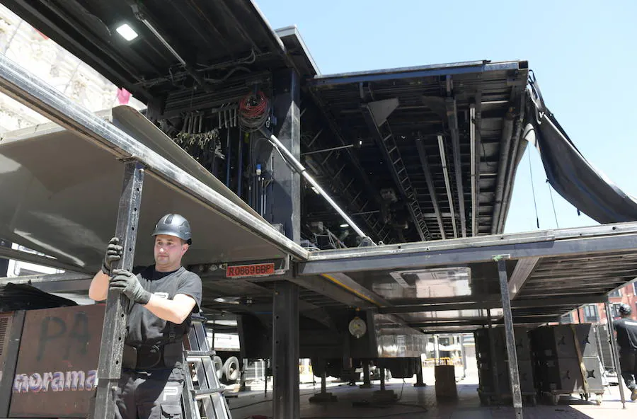 Fotos: Montaje del escenario de la Orquesta Panorama en la Plaza Mayor