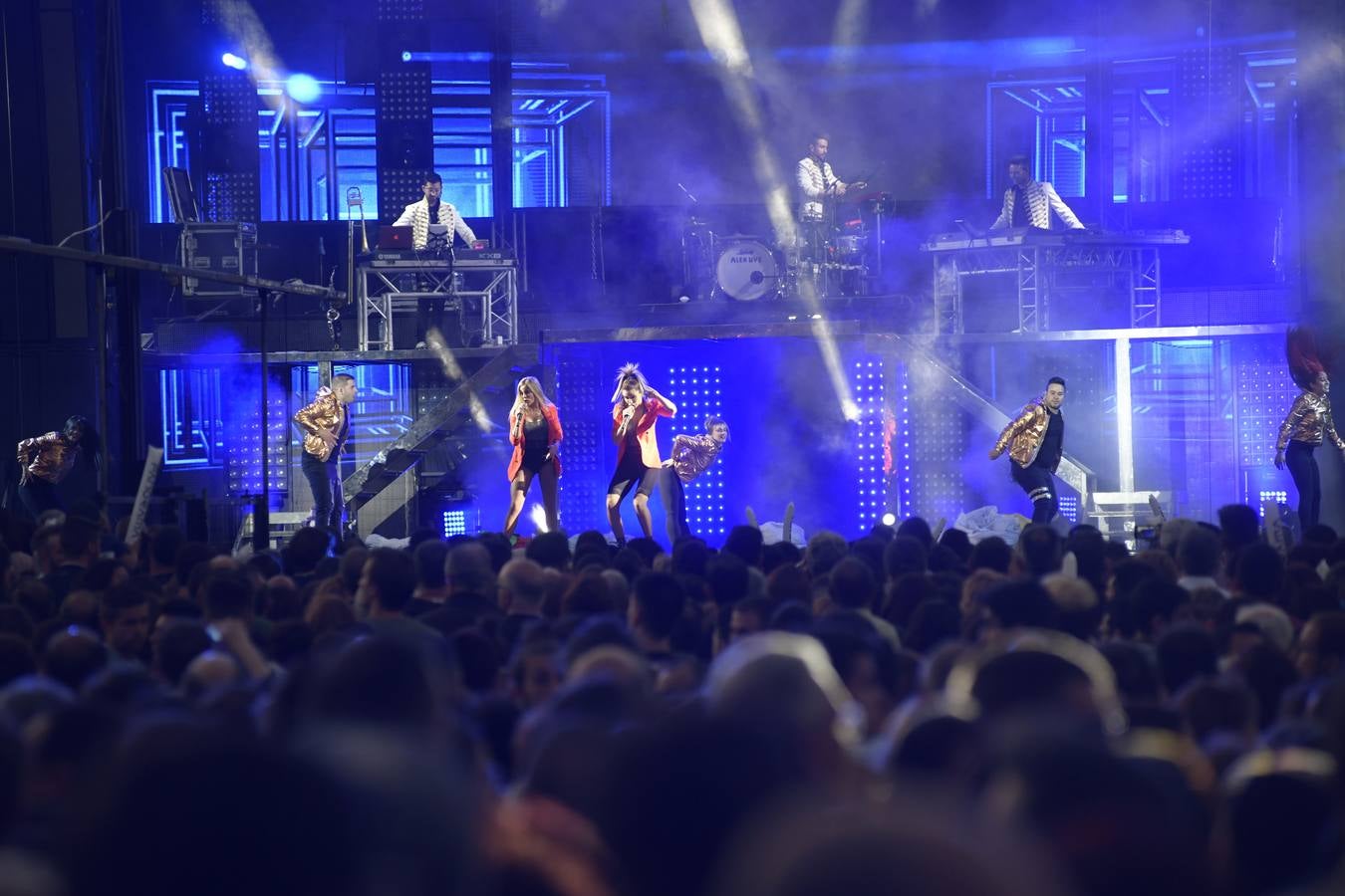 Fotos: Macroverbena de la orquesta Panorama en la Plaza Mayor de Valladolid