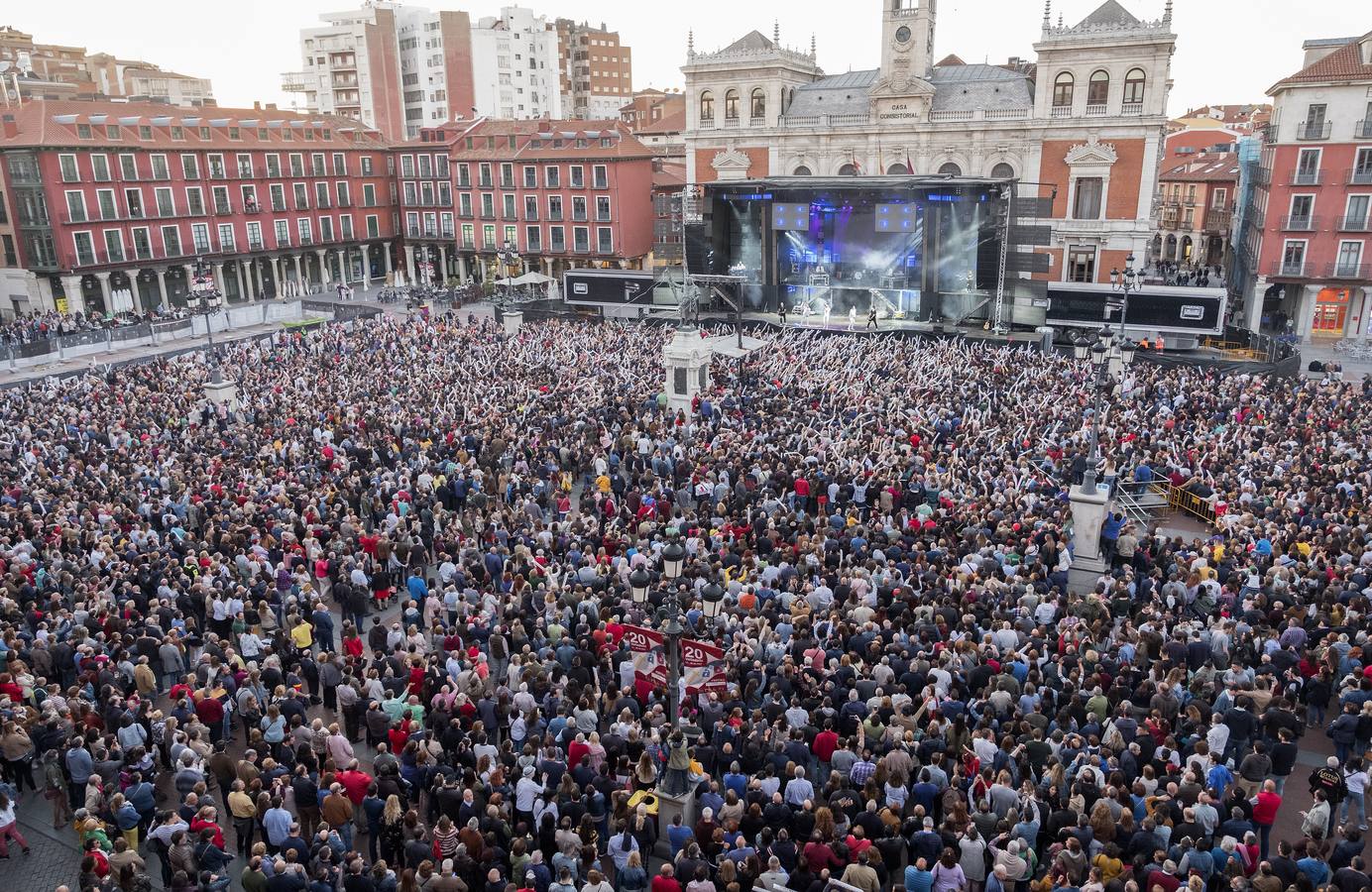 Fotos: Macroverbena de la orquesta Panorama en la Plaza Mayor de Valladolid