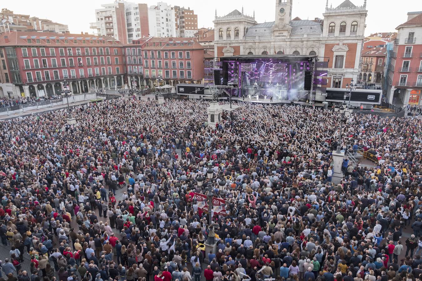 Fotos: Macroverbena de la orquesta Panorama en la Plaza Mayor de Valladolid