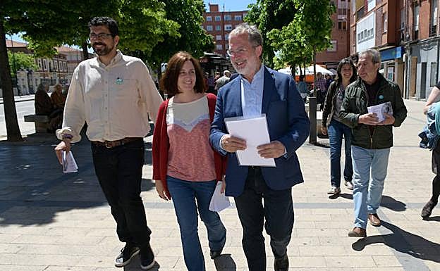 Los candidatos de Toma la Palabra, en la plaza del Carmen, en Delicias. 