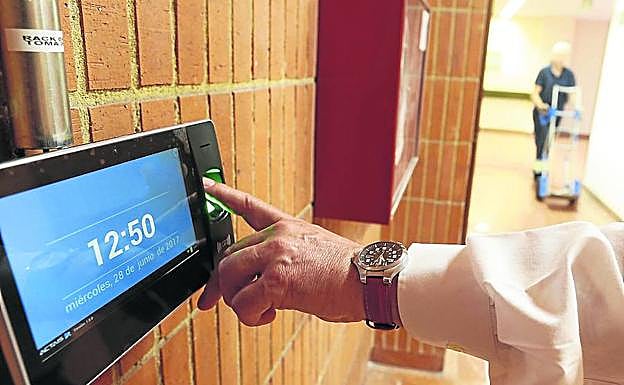 Un identificador de huellas digitales donde fichan los trabajadores. 