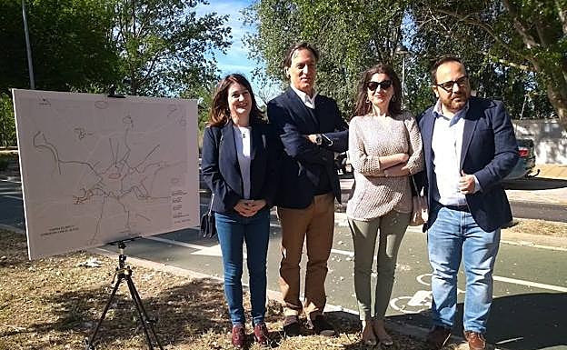 El alcalde, Carlos García Carbayo (segundo por la izquierda), presentó ayer las propuestas de movilidad sostenible. 
