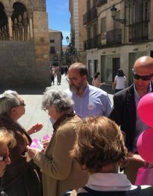 Imagen secundaria 2 - Arriba, la socialista Clara Luquero reparte rosas rojas en la calle Cronista Lecea; abajo, derecha, Noemí Otero, candidata de Ciudadanos, entrega un folleto a un paseante en la Alameda del Parral; a la izquierda, Cosme Aranguren y Roberto Vigil, de centrados, en el casco histórico. 
