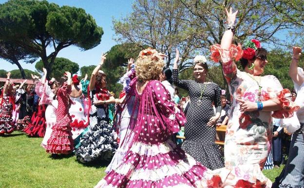 Un grupo de mujeres ataviadas con el traje flamenco bailan una sevillana en El Lerele, celebrado en el entorno de Sacedón.