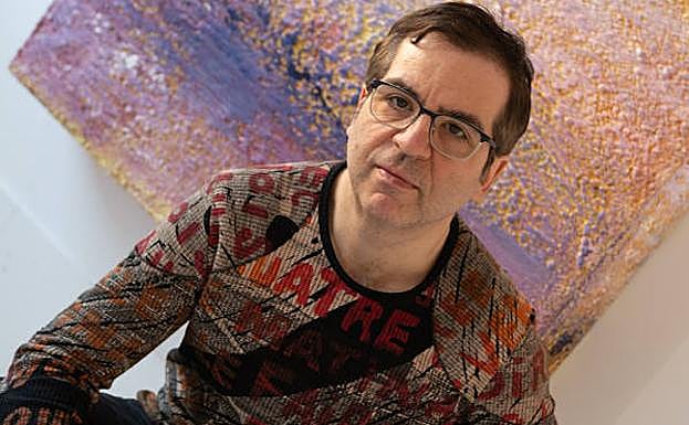 Alberto Reguera junto a una de las obras que expone en Lisboa estos días. 