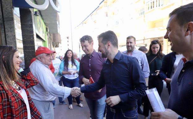 Tudanca saluda a vecinos de Villablino, donde estuvo este lunes por la mañana.