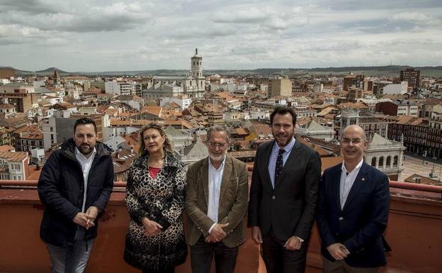 Miguel Holguín (Podemos), Pilar del Olmo (PP), Manuel Saravia (Toma la Palabra), Óscar Puente (PSOE) y Martín Fernández Antolín (Ciudadanos).