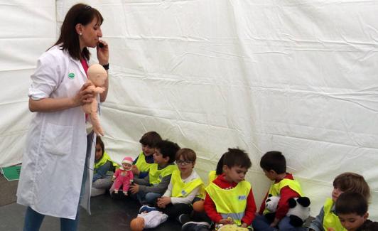 Una enfermera, en uno de los talleres para escolares.