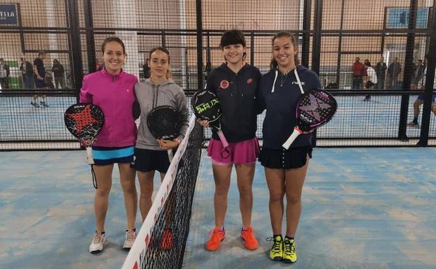 Jimena Velasco y Lucía Rodríguez, a la derecha, posan en su partido del World Pádel Tour.