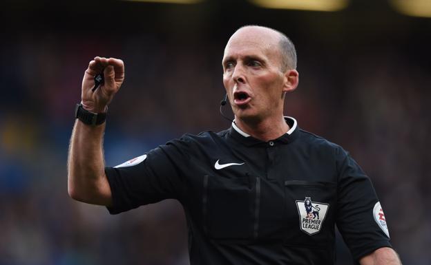 Mike Dean, durante un partido de la Premier.