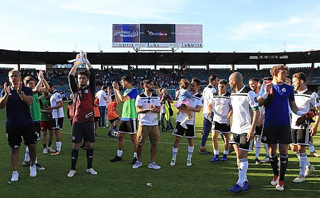 Los jugadores del Salamanca CF agradecen a la grada del Fondo Sur su apoyo ante el Inter de Madrid.