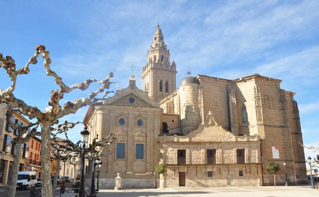 Iglesia de los Santos Juanes, en Nava del Rey, en una imagen de archivo.