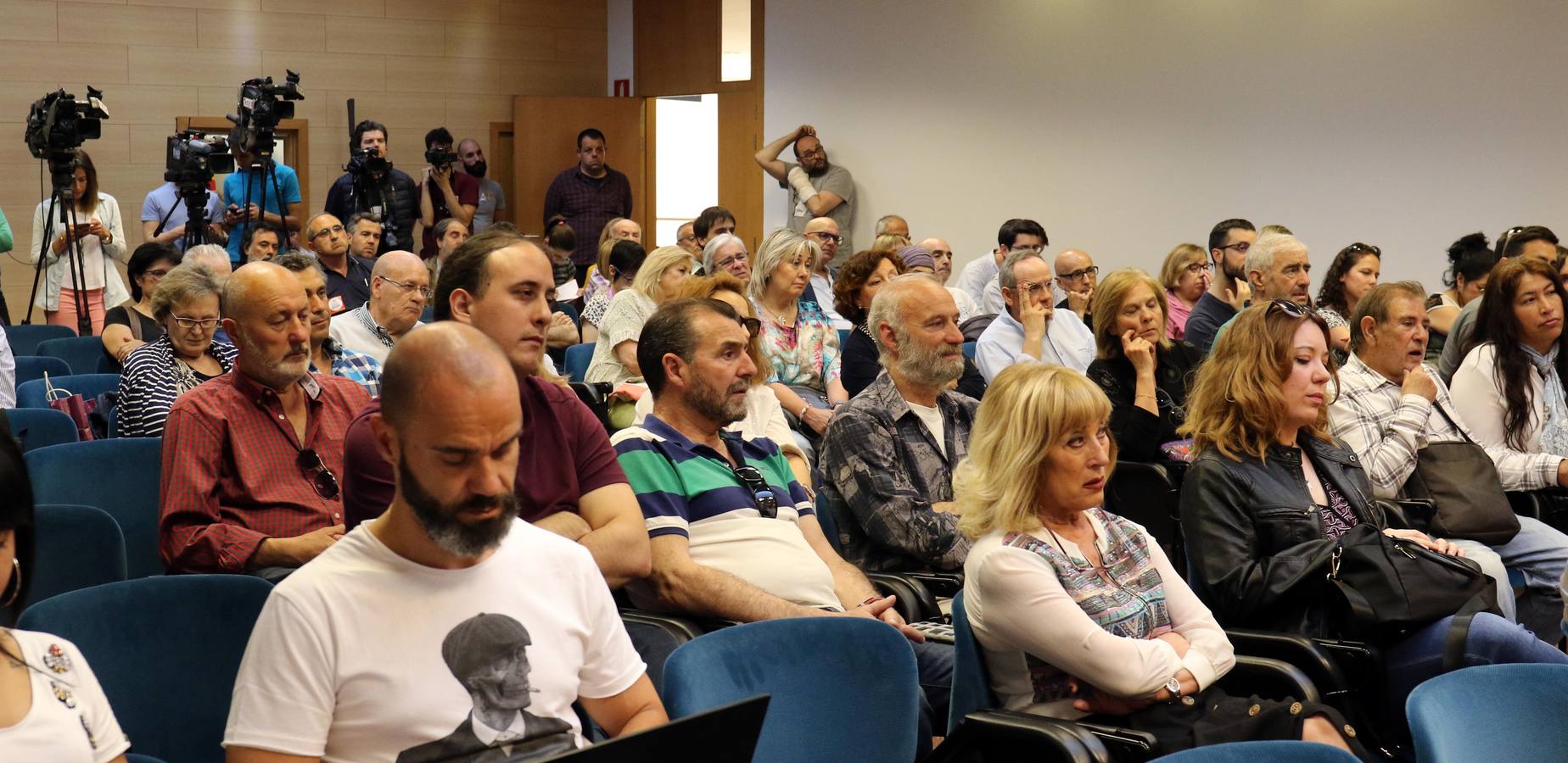 El secretario de Organización y Acción de Gobierno de Podemos se dirigió al centenar de asistentes que se dieron cita en el auditorio para conocer «si se puede o no se puede»