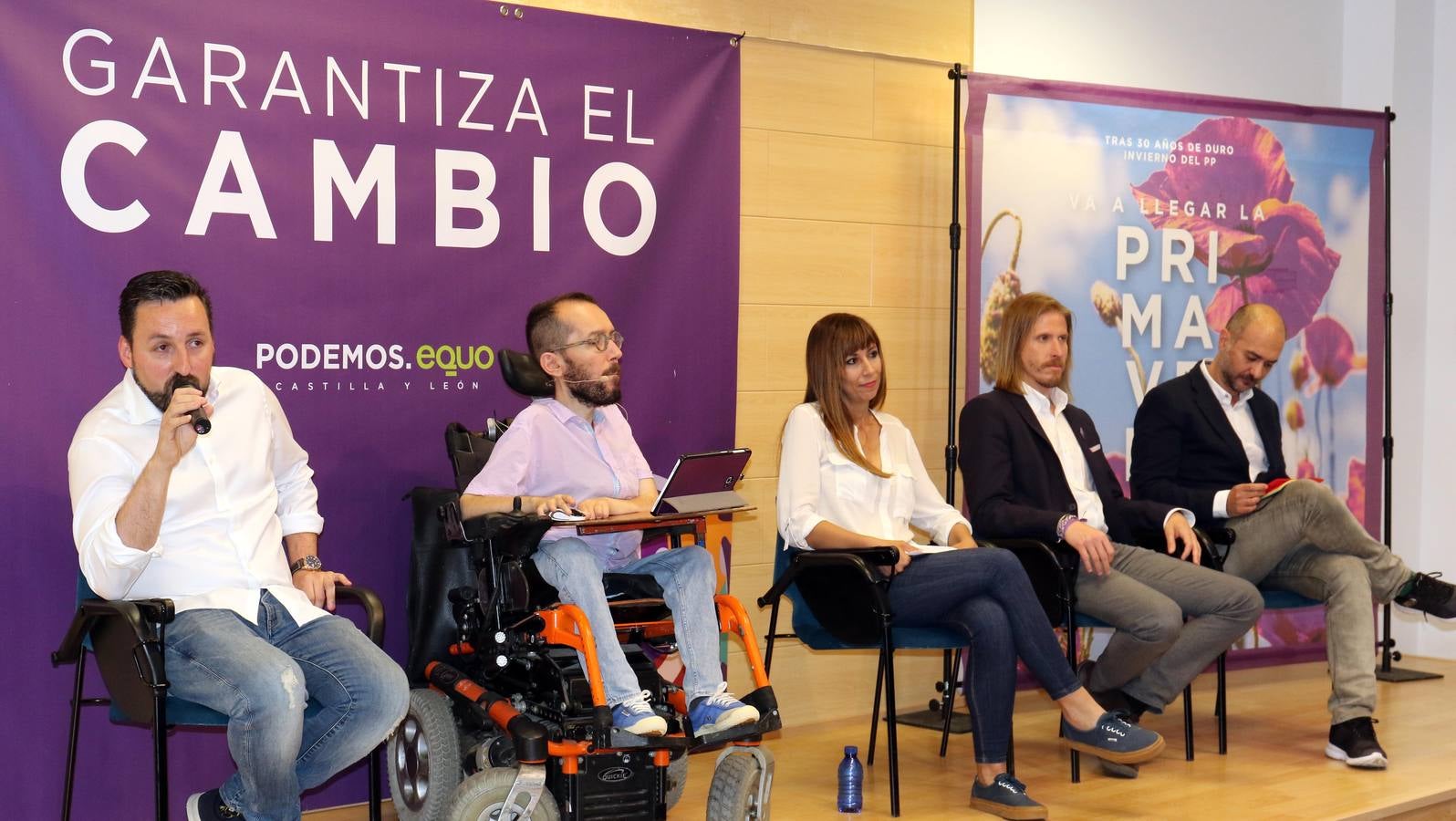 El secretario de Organización y Acción de Gobierno de Podemos se dirigió al centenar de asistentes que se dieron cita en el auditorio para conocer «si se puede o no se puede»