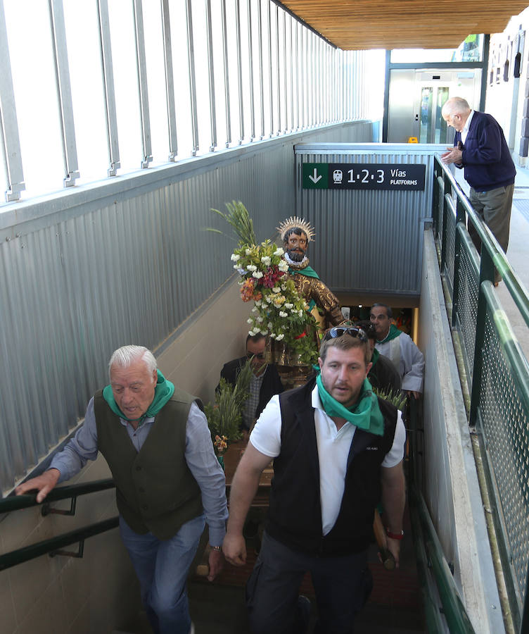 Fotos: San Isidro viaja en tren en la romería de Dueñas