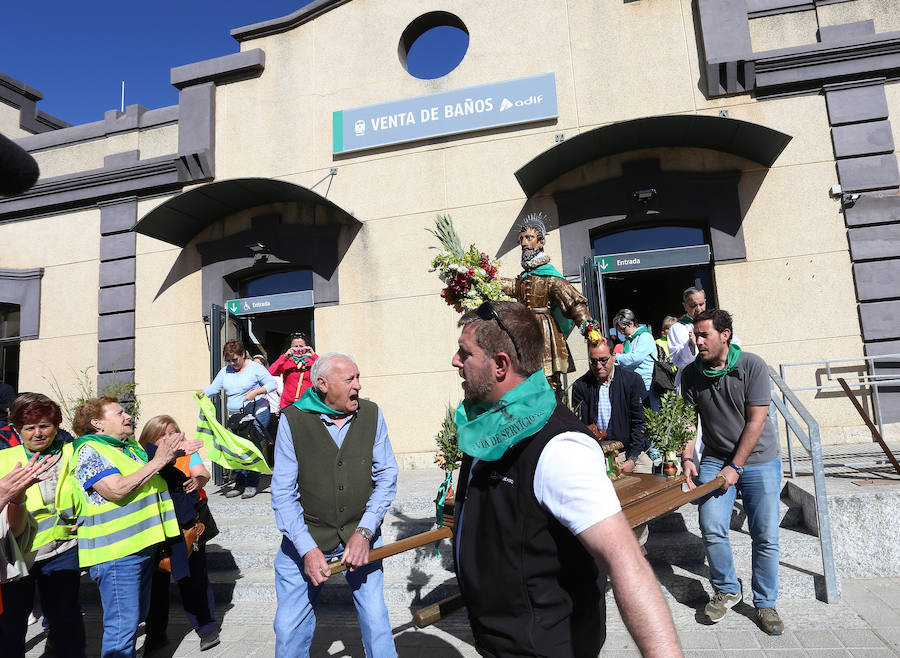 Fotos: San Isidro viaja en tren en la romería de Dueñas