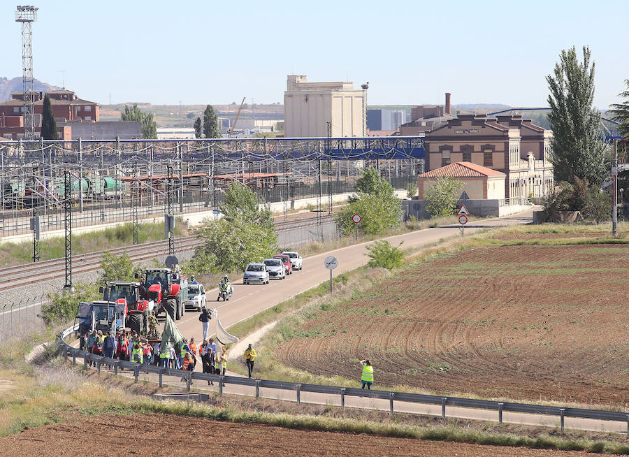 Fotos: San Isidro viaja en tren en la romería de Dueñas