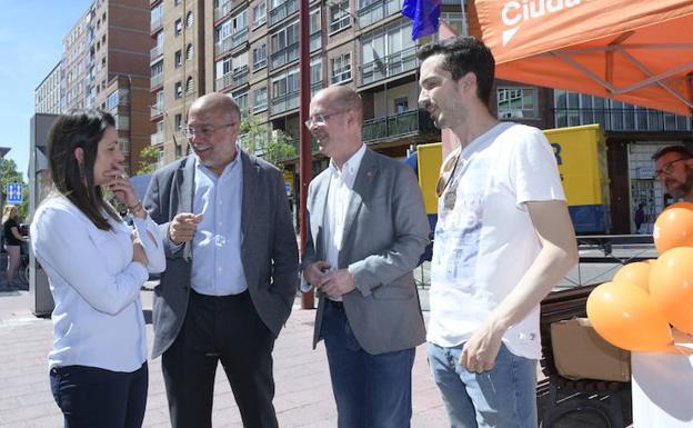 Soraya Mayo, Francisco Igea y Martín Fernández Antolín, junto a la carpa montada en La Rondilla. 