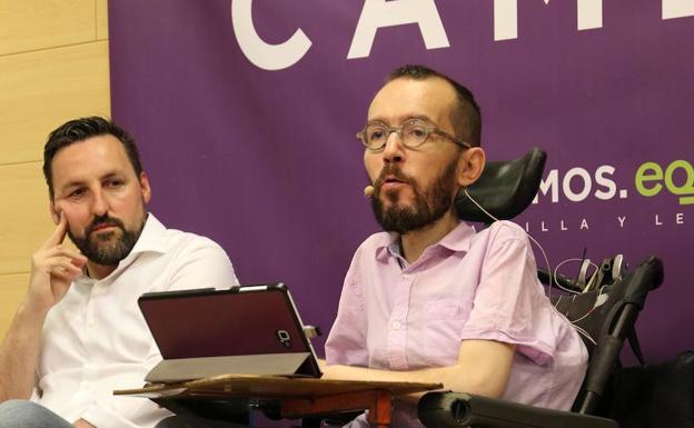 Miguel Holguín, candidato a la Alcaldía de Valladolid por Podemos, y Pablo Echenique. 