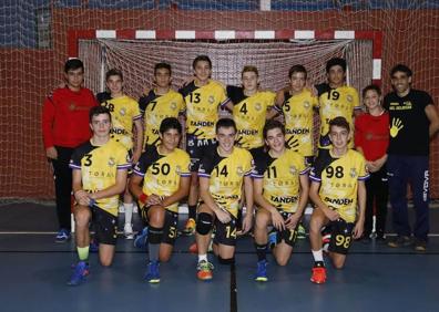 Imagen secundaria 1 - La plantilla del cadete masculino posa en el polideportivo del IES Delicias y el juvenil masculino.