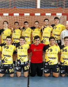 Imagen secundaria 2 - La plantilla del cadete masculino posa en el polideportivo del IES Delicias y el juvenil masculino.