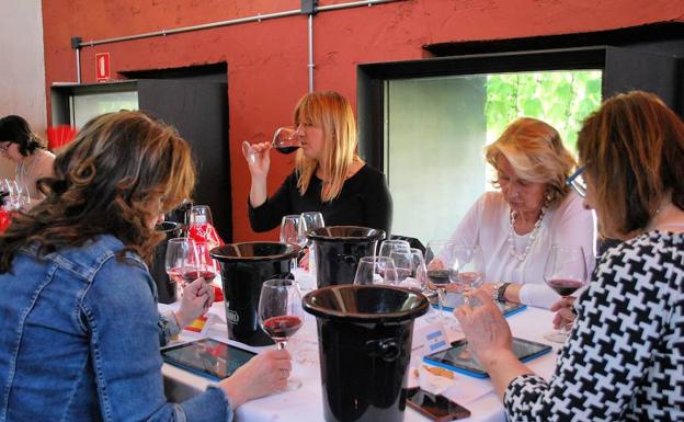 Varias de las profesionales durante la cata de los premios Vino y Mujer. 