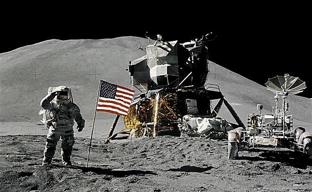 El astronauto James Irwin, junto al modulo lunar del Apolo XV.