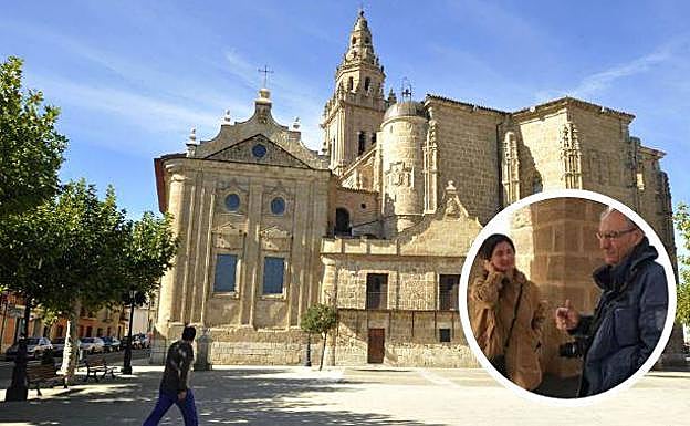 Iglesia de los Santos Juanes de Nava del Rey. En pequeño, la concejala y candidata socialista de la localidad, Ana Isabel García, durante su visita a la torre. 