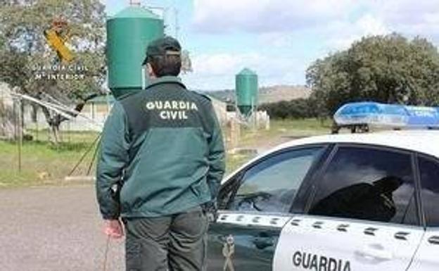 Los agentes, en plena operación para localizar al detenido.