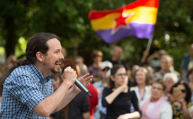 El secretario general de Podemos, Pablo Iglesias, durante su intervención en el mitin celebrado en Pamplona. 