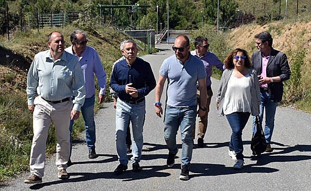 La candidata al Parlamento Europeo, Iratxe García, junto a dirigentes y representantes socialistas de municipios del alfoz, en la visita a la depuradora de Palazuelos de Eresma.