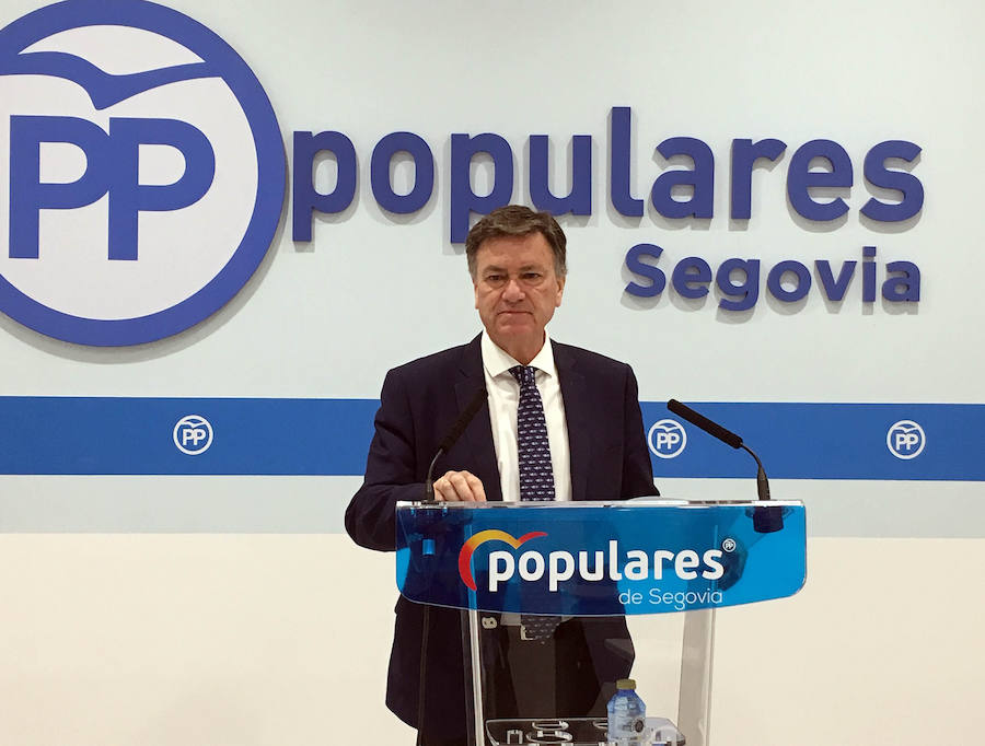 Francisco Vázquez durante su comparecencia en la sede del PP.