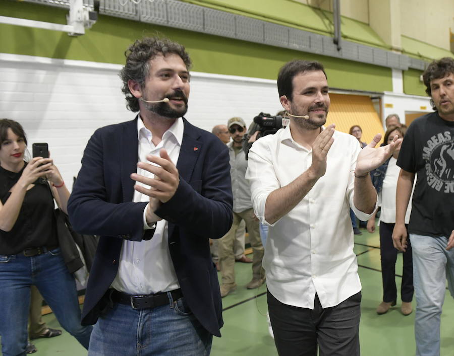 Fotos: Alberto Garzón y José Sarrión en un mitin en Valladolid