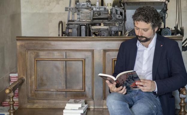 José Sarrión consulta un libro. La lectura es una de sus grandes pasiones
