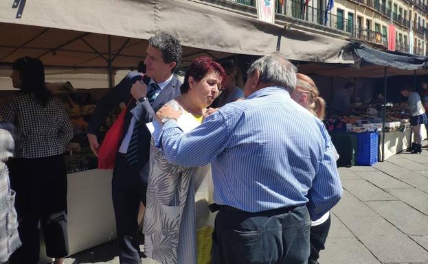 Luquero departe con unos vecinos durante su recorrido de este jueves de campañapor el mercado. 