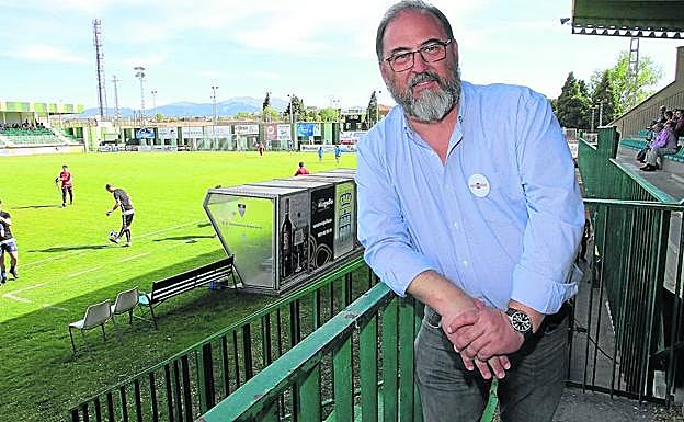 Cosme Aranguren, aficionado a «presenciar» cualquier actividad deportiva, en el estadio de La Albuera dispuesto a ver un partido de la Gimnástica Segoviana. 