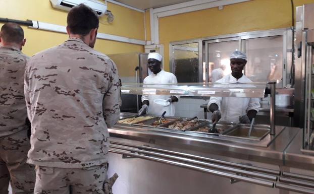 Imagen principal - Militares en la base de Koulikoro, en Malí. Abajo, a la derecha, el Teniente Coronel Ignacio Armada, jefe del Grupo Táctico de la base. 