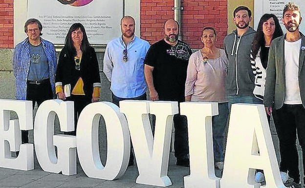 Integrantes de la candidatura de Podemos-Equo en Segovia, ante el edificio de La Cárcel. 