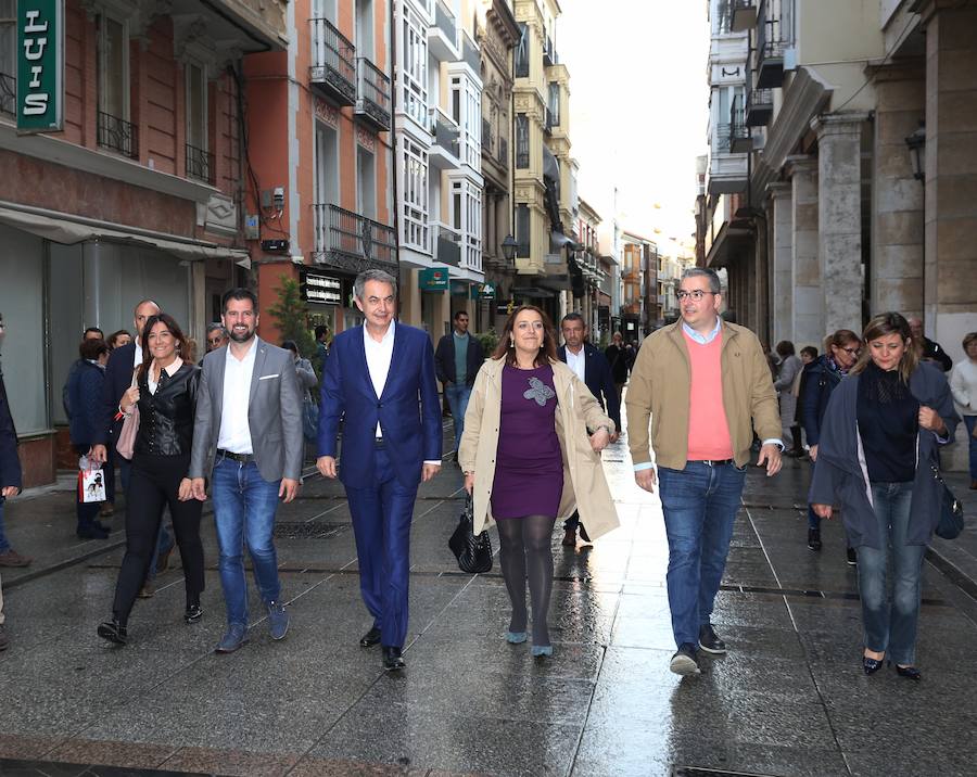 Miriam Andrés, flanqueada entre Zapatero y Antonio Casas, por la Calle Mayor. 