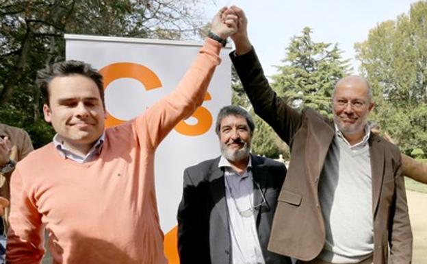 José Miguel García (izquierda) levanta el brazo de Igea ante el procurador Manuel Mitadiel el pasado 9 de marzo.