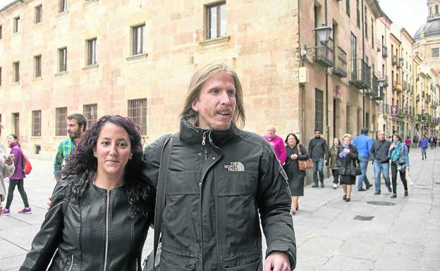 La candidata de Podemos a las Cortes de Castilla y León por Salamanca, Sara Blanco,y el candidato a la Presidencia de la Junta, Pablo Fernández. 