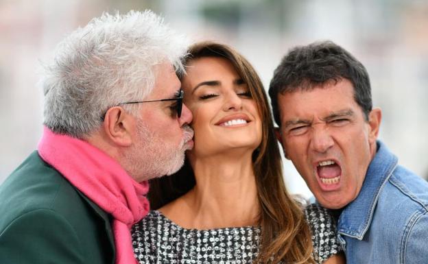 Pedro Almodóvar y los actores Penélope Cruz y Antonio Banderas. 