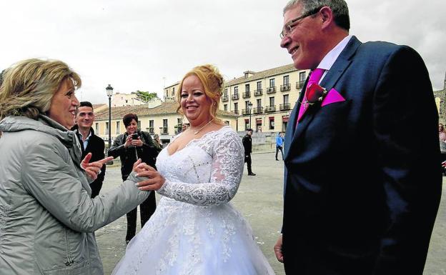 La ministra María Luisa Carcedo (izquierda) saluda a Lusinete y Jesús, pareja que estaba realizando su reportaje de boda en el Acueducto. 