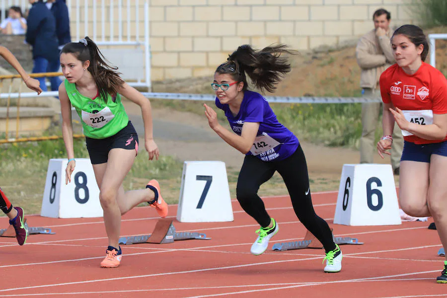 Salamanca vivió ayer una jornada netamente deportiva, porque además del Día del MIniBasket hubo pleno del Deporte Escolar con numerosas disciplinas, desde ajedrez a atletismo. 