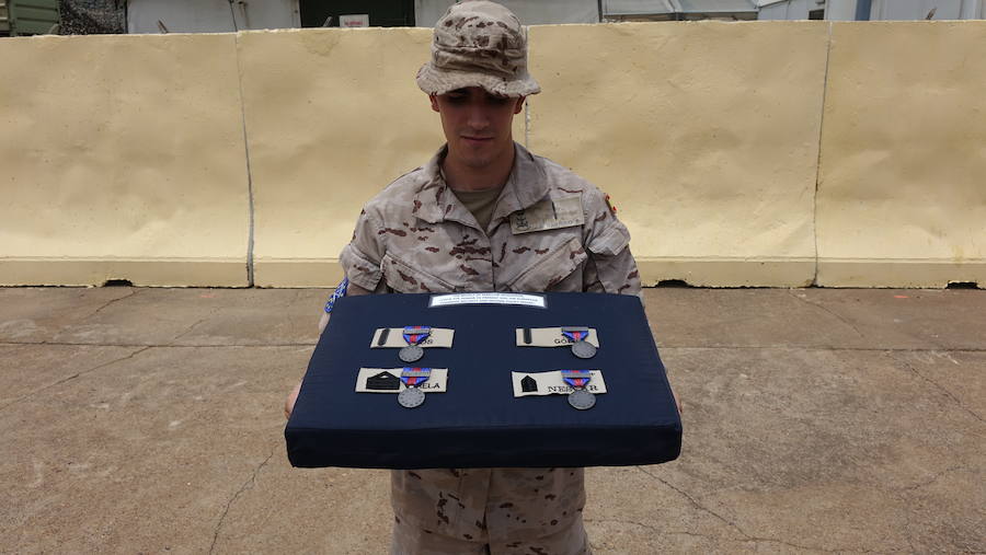 Fotos: Entrega de medallas a los dos soldados españoles que repelieron el ataque yihadista a la base de Koulikoro, en Malí