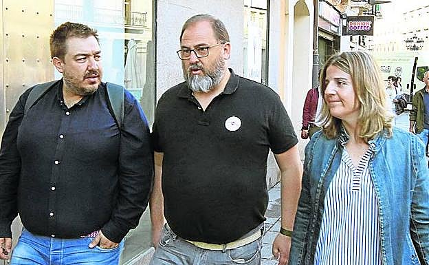 Cosme Aranguren, candidato de Centrados, con sus asesores. 
