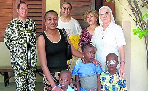 Fernando Hernández, al fondo con camiseta blanca, junto a tres niños y otros miembros de la misión.