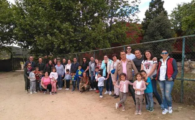 Familias que participaron ayer en la excursión a Madrid organizada desde la ludoteca. 