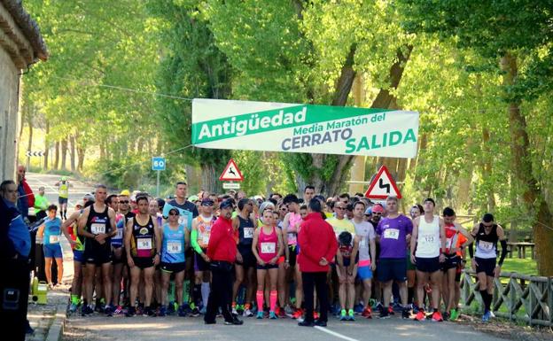 Los corredores se preparan para tomar la salida de la Media Maratón.